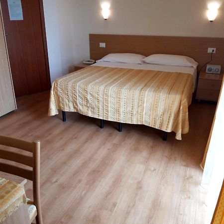 Hotel Mariani Лидо Ди Камайоре Екстериор снимка