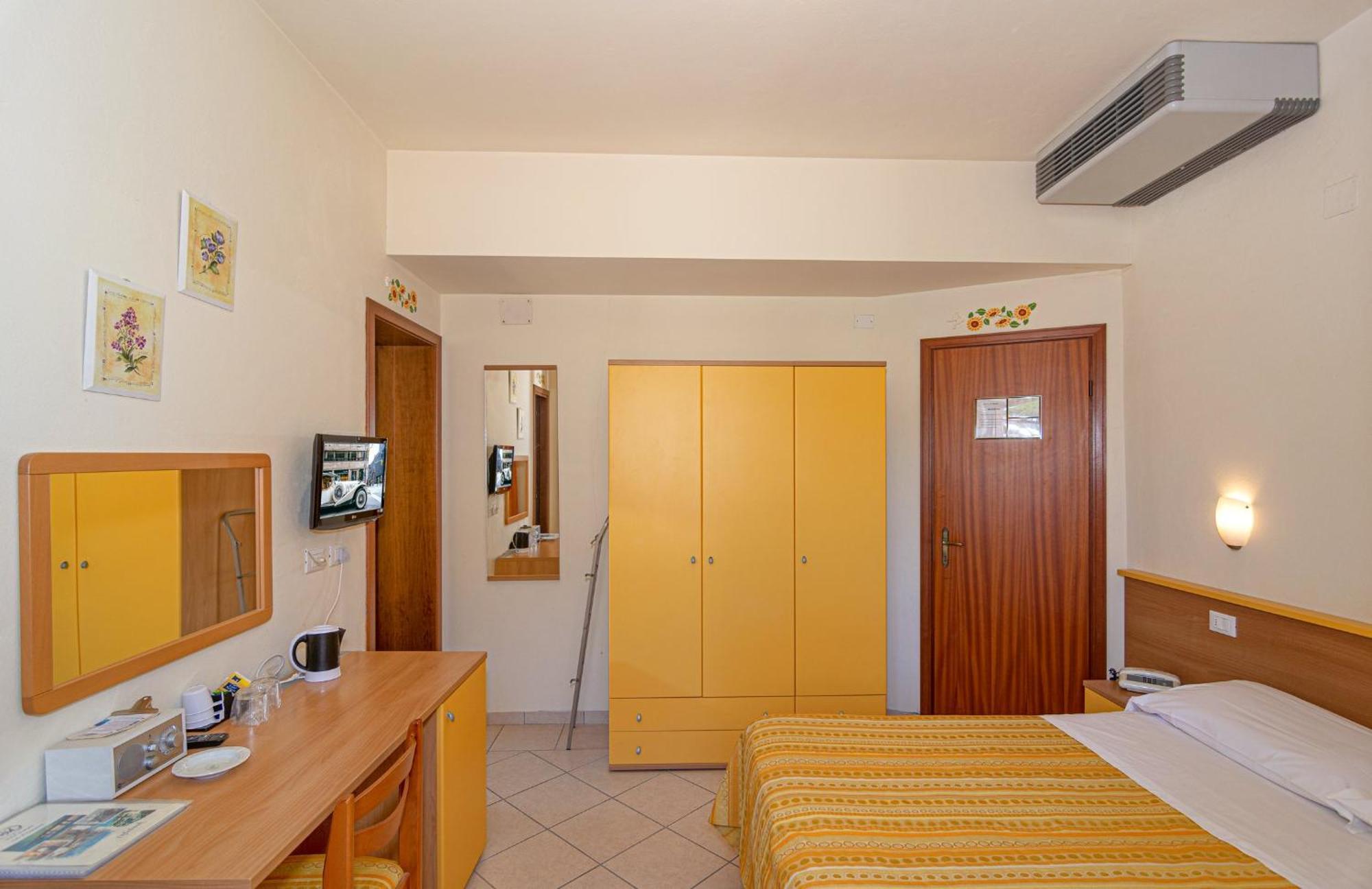 Hotel Mariani Лидо Ди Камайоре Екстериор снимка