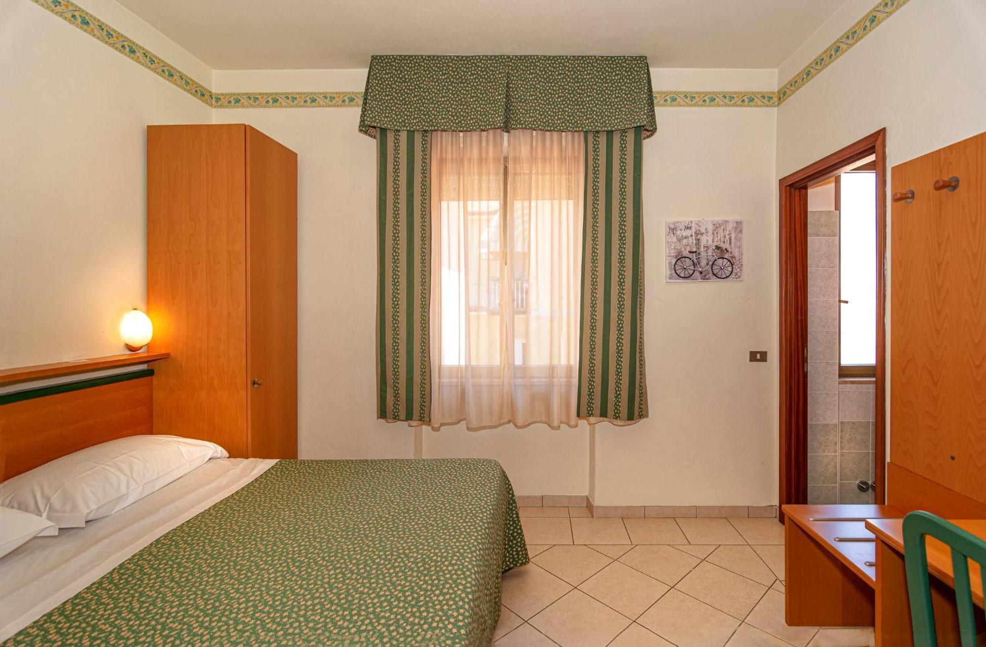 Hotel Mariani Лидо Ди Камайоре Екстериор снимка