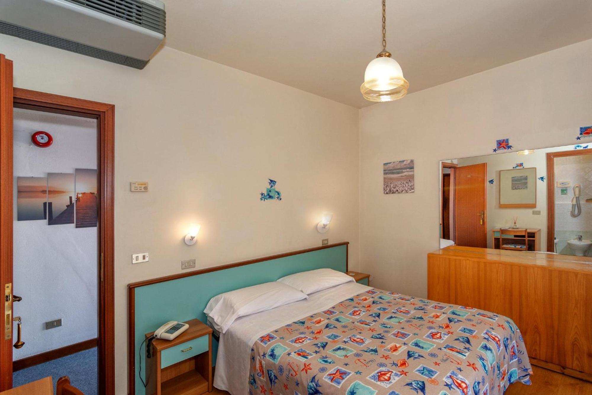 Hotel Mariani Лидо Ди Камайоре Екстериор снимка